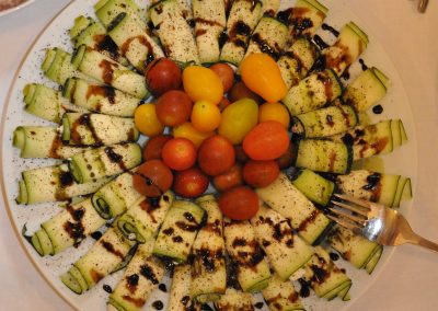 Zucchiniröllchen mit Frischkäsefüllung